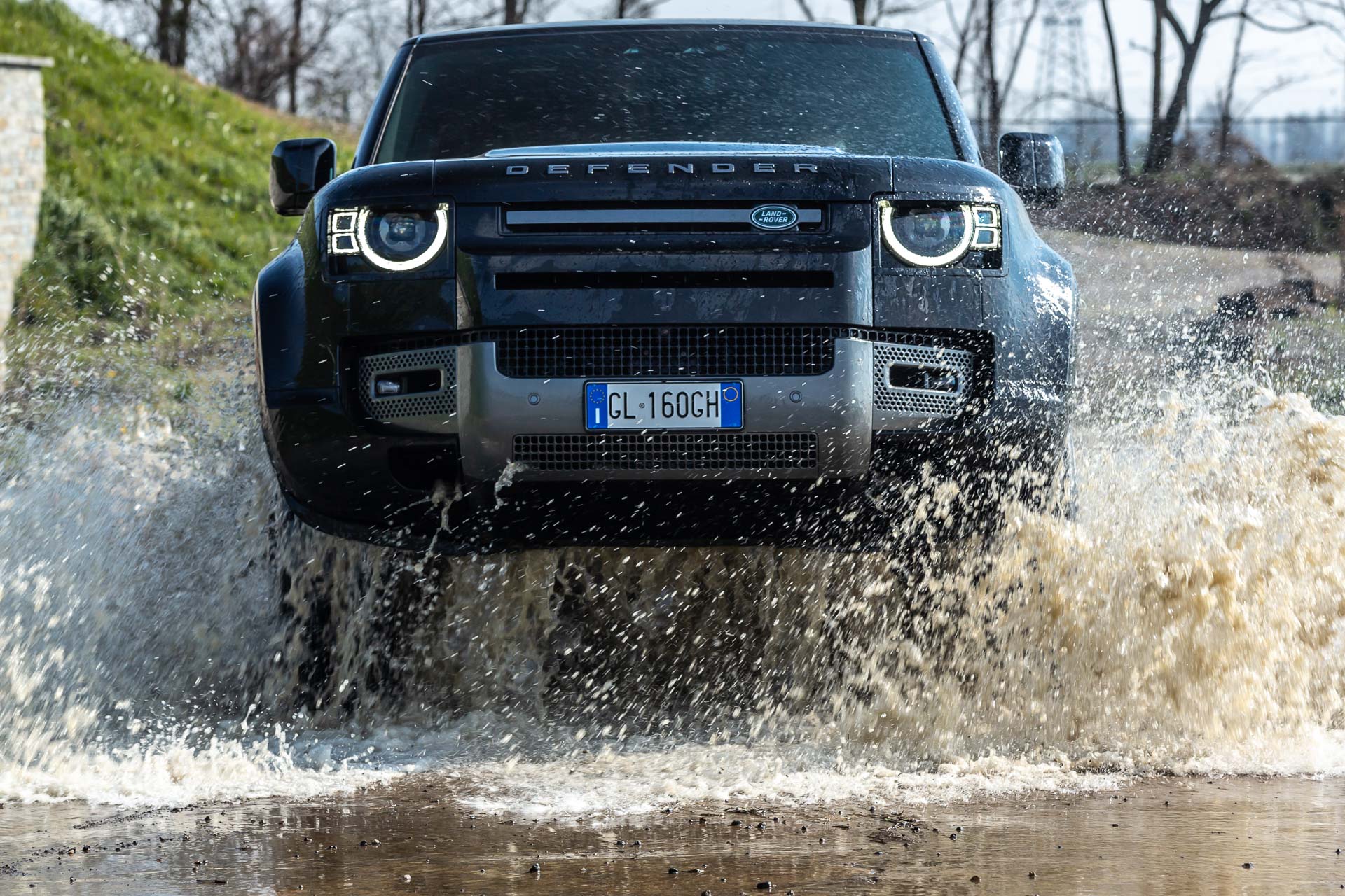 La Land Rover Defender nel test sul tracciato di Off Road