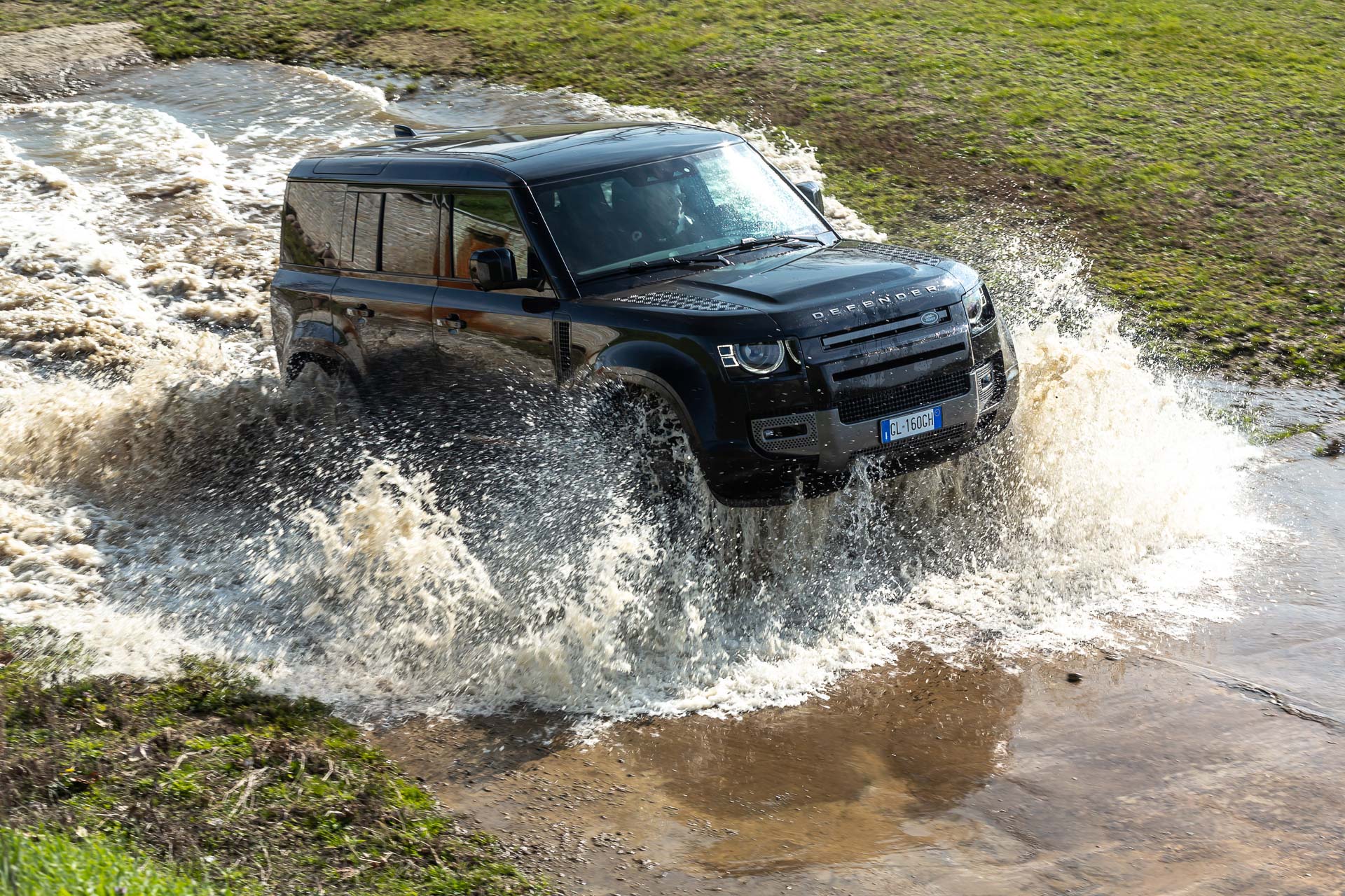 La Land Rover Defender nel test sul tracciato di Off Road