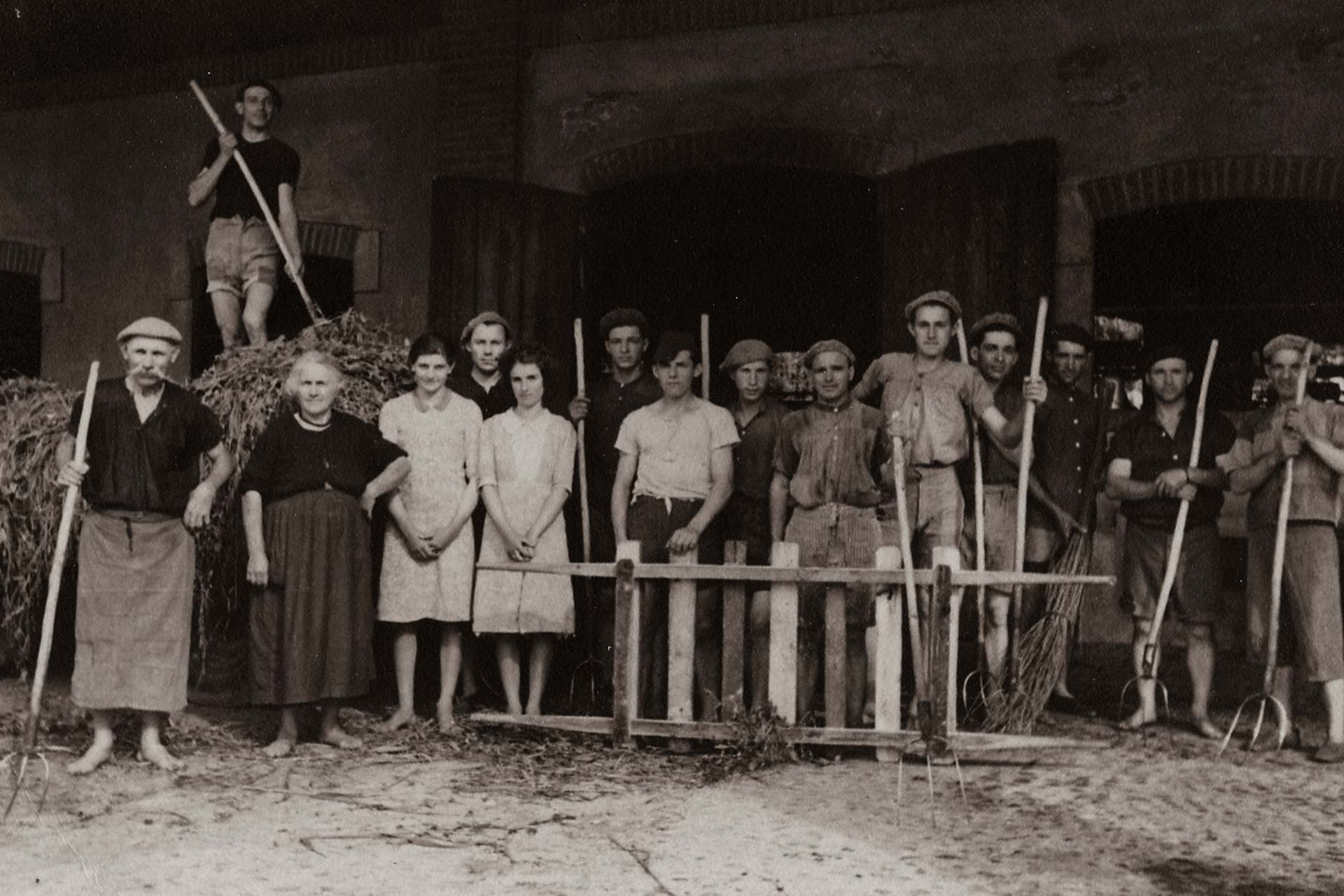 Fattori e contadini dell’azienda agricola, che un tempo impiegava 200 persone